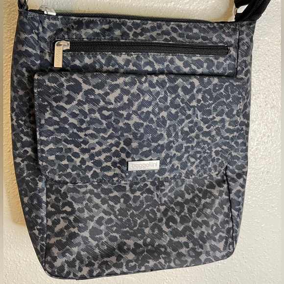 Baggallini Handbags - Baggallini Nylon Grey Casual Travel Crossbody Purse
